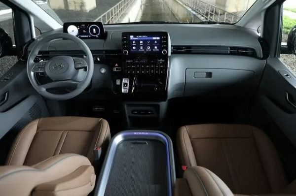 Hyundai Staria MPV angle 3